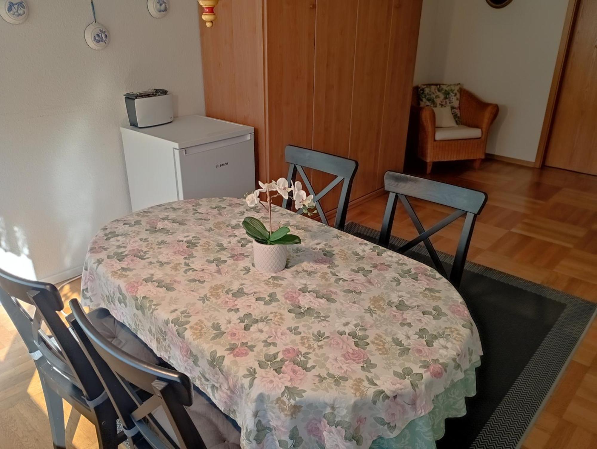 Apartment Exklusive Lage, Sehr Grosse Mit Gartenblick - Haemmerle Rot